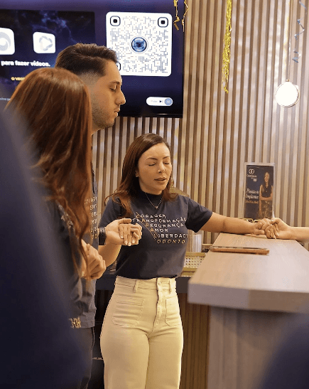 Dra. Luciana Rocha com equipe na clínica