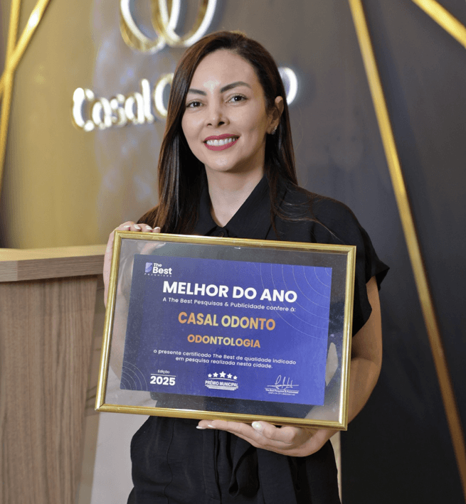 Dra. Luciana Rocha com reconhecimento da Casal Odonto